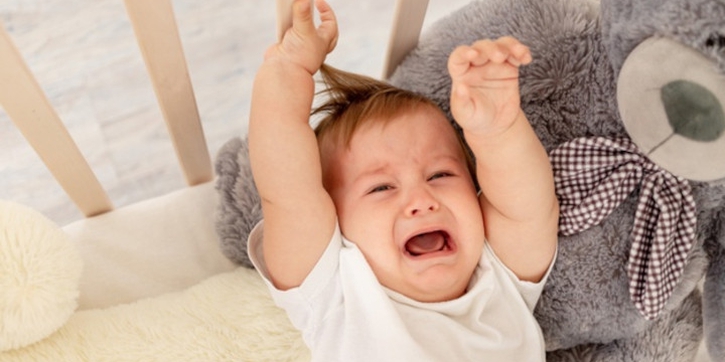 Moms, Ini Alasan Bayi Suka Menarik Rambutnya Sendiri