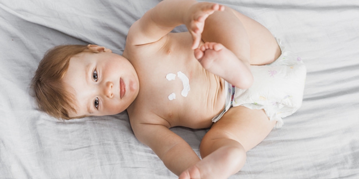 6 Rekomendasi Bedak Cair yang Aman untuk Bayi Anda