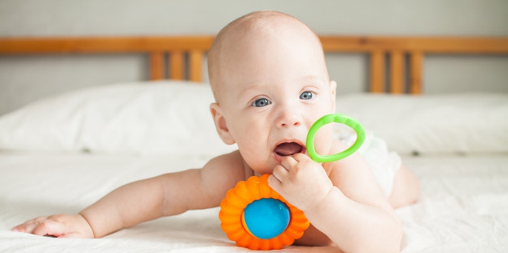 5 Rekomendasi Rattle Bayi untuk Stimulasi Bayi Optimal