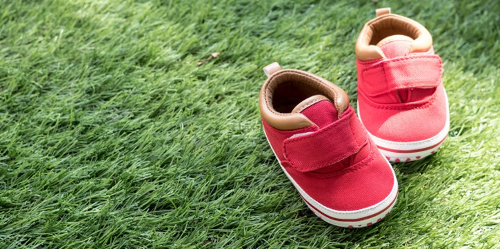 Kapan Waktu yang Tepat Memakaikan Sepatu Bayi?