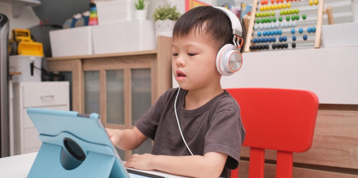 Bahaya Nomophobia! Saat Anak Mulai Kecanduan Main Gadget