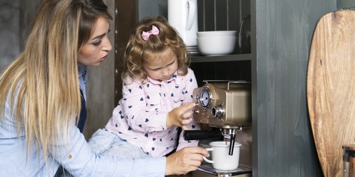 Anak Gemar Minum Kopi? Ini Bahayanya, Moms!