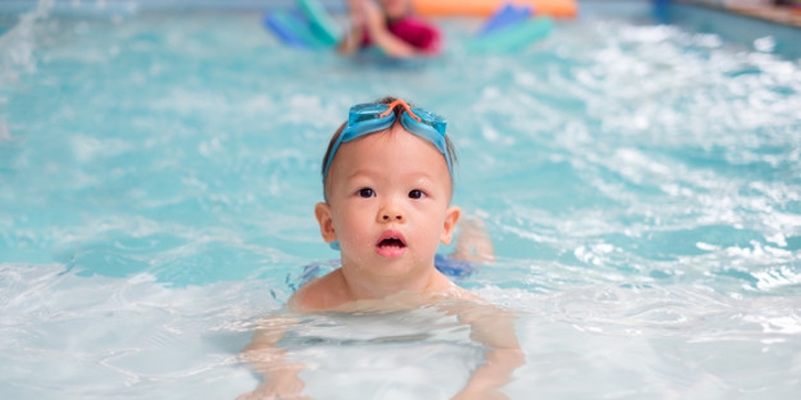 Rekomendasi Tempat Belajar Berenang untuk Bayi Anda