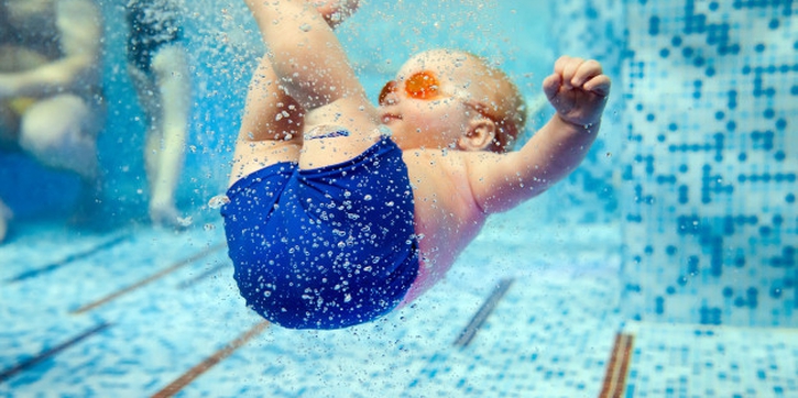 Perhatikan Hal Ini Jika Ingin Ajarkan Bayi Berenang!