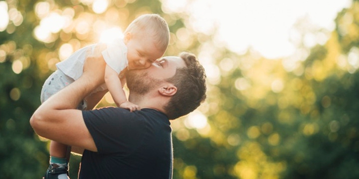 7 Bentuk Fisik Bayi yang Diwarisi dari Gen Sang Ayah
