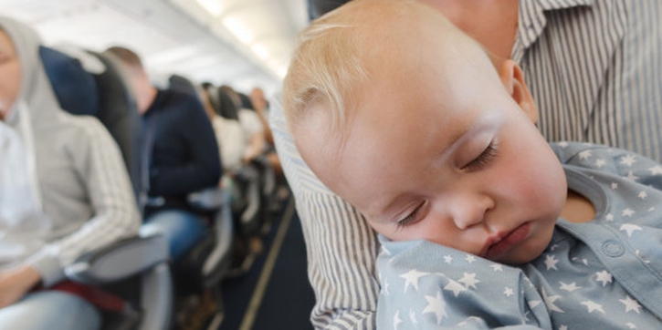 Tips Membawa Bayi Naik Pesawat