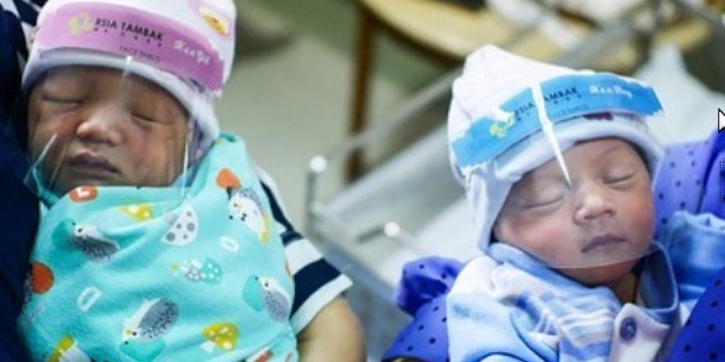 Bayi Baru Lahir dipakaikan Pelindung Wajah Cegah Corona