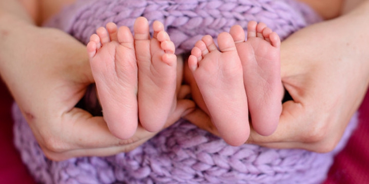 Viral, Kisah Bayi Kembar yang Lahir Beda Tahun