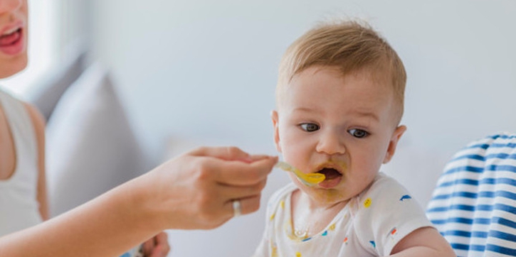 Bayi Menolak saat Diberikan MPASI, Wajarkah?
