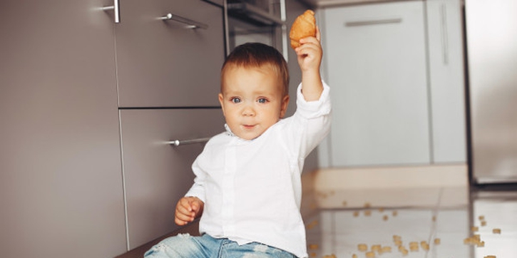 5 Kebiasaan ‘Aneh’ Bayi dan Penyebabnya