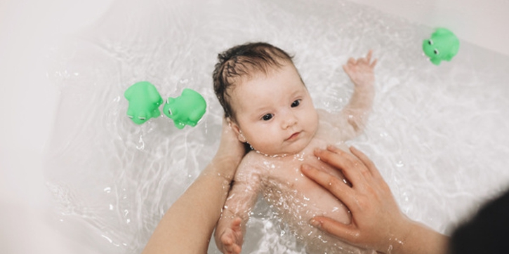 Manfaat dan Fakta Memandikan Bayi yang Perlu Moms Tahu