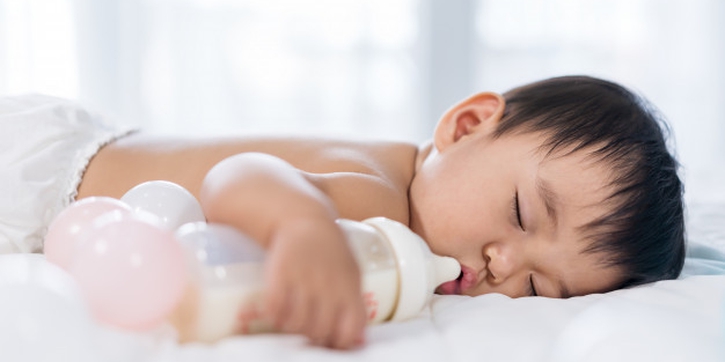 Kebiasaan Minum Susu dari Botol bisa Picu Obesitas