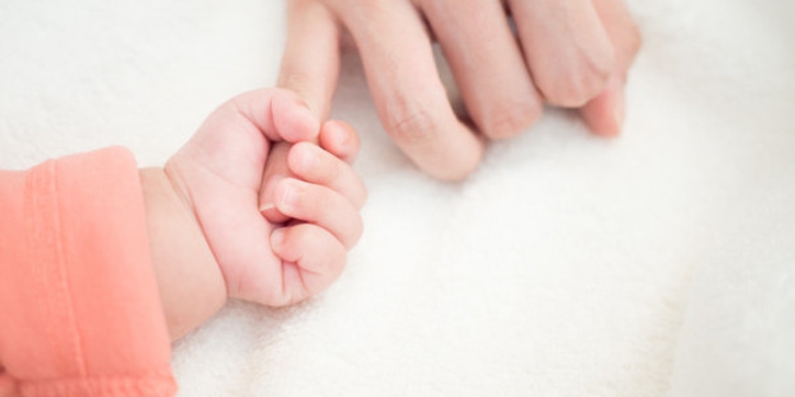 Perkembangan Motorik Halus Bayi 0-12 Bulan
