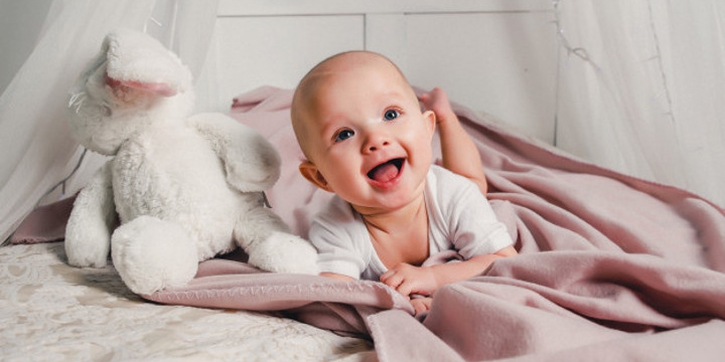 Tips Membuat Bayi Mau Tertawa Sesuai Tahapan Usianya