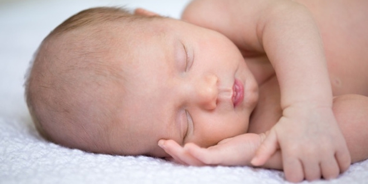 Yang Perlu Moms Ketahui tentang Tidur pada Bayi