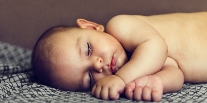 Moms, Ini Risiko Bahaya Tidur Miring pada Bayi