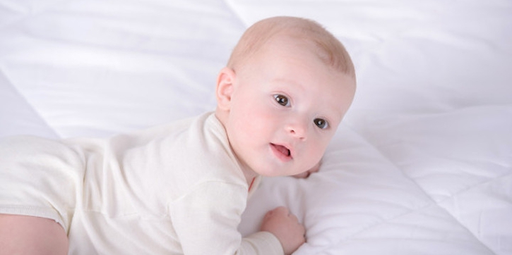 Rambut Bayi Tiba-tiba Rontok dan Menipis, Ini Penyebabnya