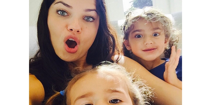 Aktivitas Seru Bersama Si Kecil ala Supermodel Adriana Lima