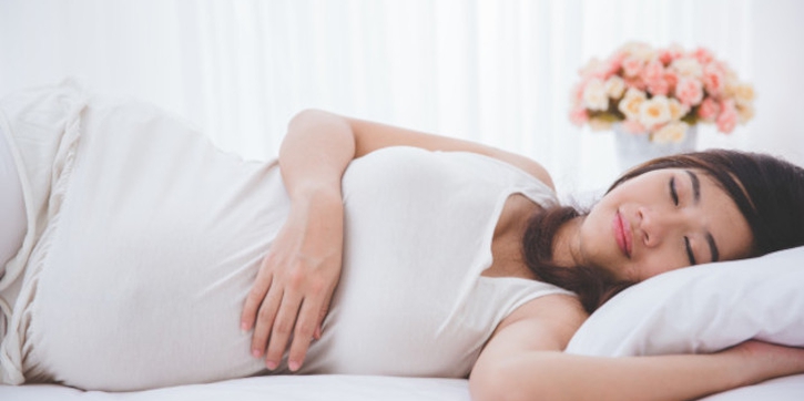 Moms, Ini Posisi Tidur yang Baik untuk Anda saat Hamil