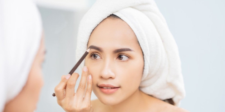 7 Pensil Alis Brand Lokal untuk Alis Rapi Memesona