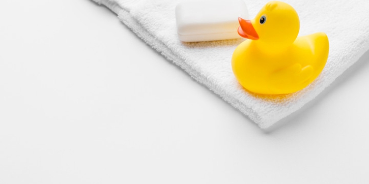 Lucu dan Menggemaskan, Amankah Mainan Bebek Karet untuk Bayi?