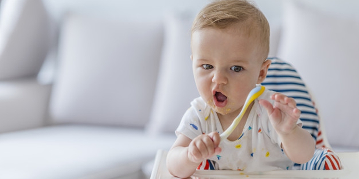 Tips Agar Anda Tak Perlu Repot Saat Anak Makan Sendiri