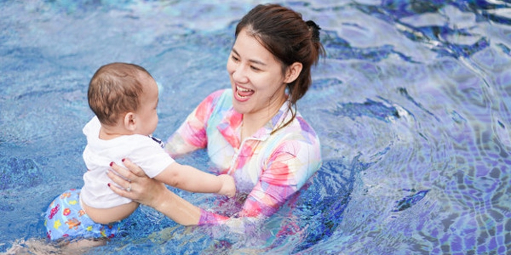 Tips Mengajak Bayi Berenang