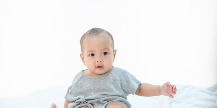 Apakah Bayi 3 Bulan Sudah Boleh Duduk? Perhatikan Hal-hal ini, Moms