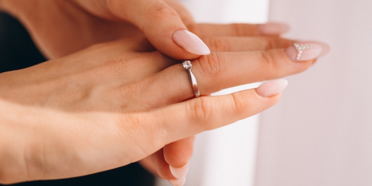 Apa Arti Cincin di Jari Manis Kanan Wanita? Ini Penjelasannya, Moms