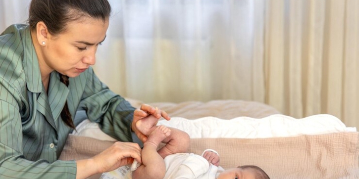 Cara Membersihkan Tali Pusat dan Pusar Bayi yang Benar