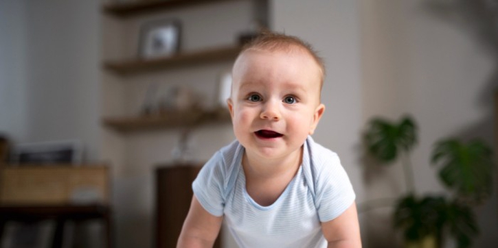 Bayi Usia 8 Bulan Bisa Apa? Ini Perkembangan Lengkap Bayi Usia 8 Bulan