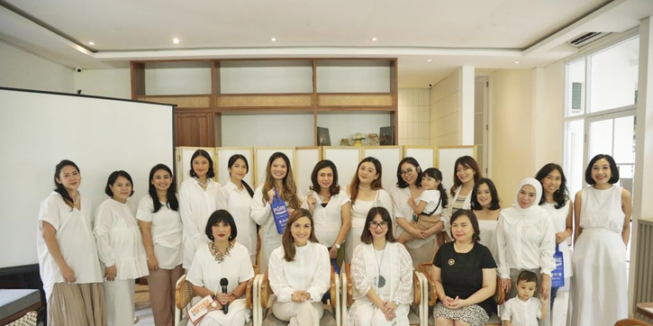 Ibu Bahagia Bikin ASI Lancar, Benar Enggak, Sih?