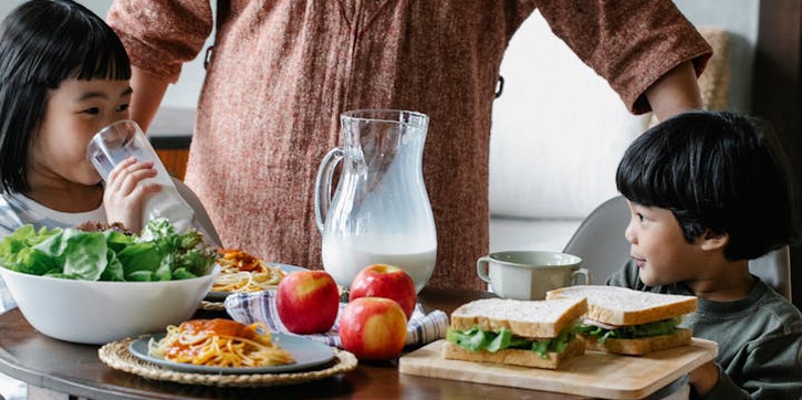 5 Tips Pola Makan Sehat untuk Menjaga Kesehatan Pencernaan Anak