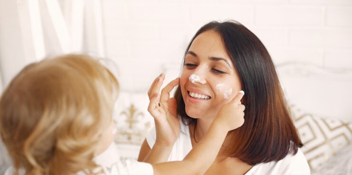 Perlukah Memakai Sunscreen di Dalam Ruangan? Ini Penjelasannya