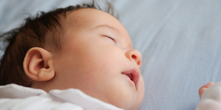 Kenapa Bayi Sering Kaget Saat Tidur? Ini Penyebab dan Cara Mengatasinya