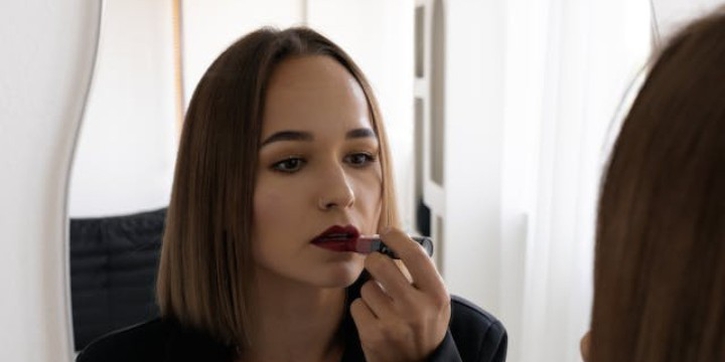 7 Warna Lipstik yang Membuat Wajah Cerah untuk Kulit Gelap