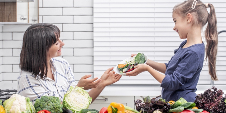 5 Cara Mengenalkan Anak pada Makanan Berserat