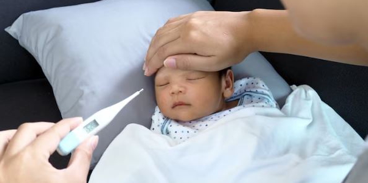 6 Cara Alami Menurunkan Demam pada Bayi