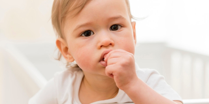 Perbedaan Demam Biasa dan Demam Tumbuh Gigi pada Bayi