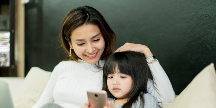 Pentingnya Menjaga Anak Tetap Aman saat Bermain Media Sosial