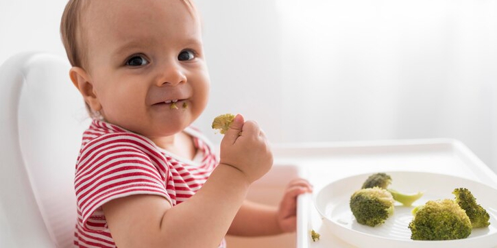 6 Tanda Bayi Siap MPASI yang Perlu Moms Perhatikan