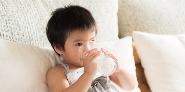 Kapan Anak Bisa Konsumsi Susu UHT? Ini Penjelasannya, Moms