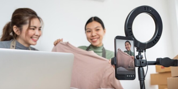 5 Cara Memilih Host Live Tepat agar Penjualan Brand Fashion Melesat