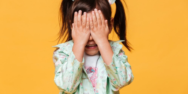 6 Cara Efektif Mengatasi Anak yang Pemalu di Lingkungan Sosial