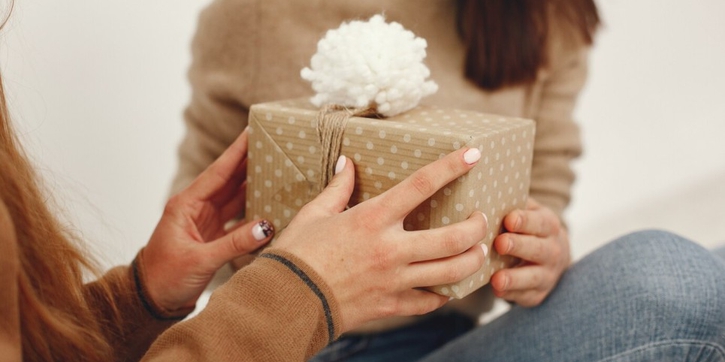 12 Rekomendasi Kado untuk Kakak Perempuan yang Pasti Ia Suka