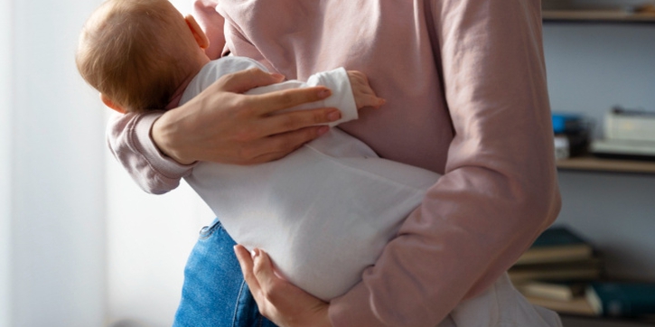Mimpi Menyusui Anak Laki-Laki Sebelah Kanan, Ini Artinya, Moms