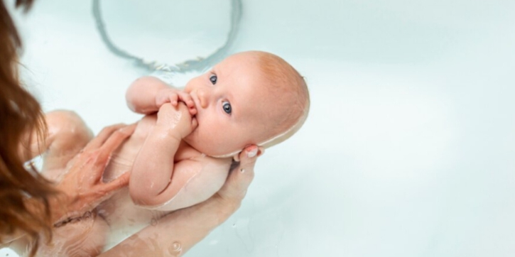 Cara Memandikan Bayi 2 Bulan dengan Aman