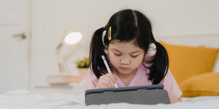 Mata Anak Lelah Karena Sering Main HP, Ini yang Perlu Moms Tahu!