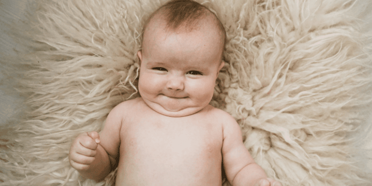 Milestone Bayi 3 Bulan: dari Senyum Sosial Hingga Kontrol Kepala yang Lebih Stabil