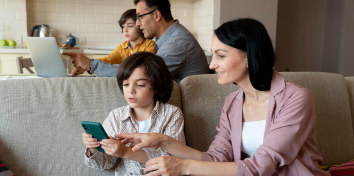 Ubah Screen Time Jadi Quality Time: Membangun Kedekatan dengan Remaja di Era Digital